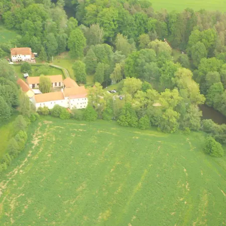 بيت ضيافة Faehnrichuv Mlyn Stráž nad Nežárkou
